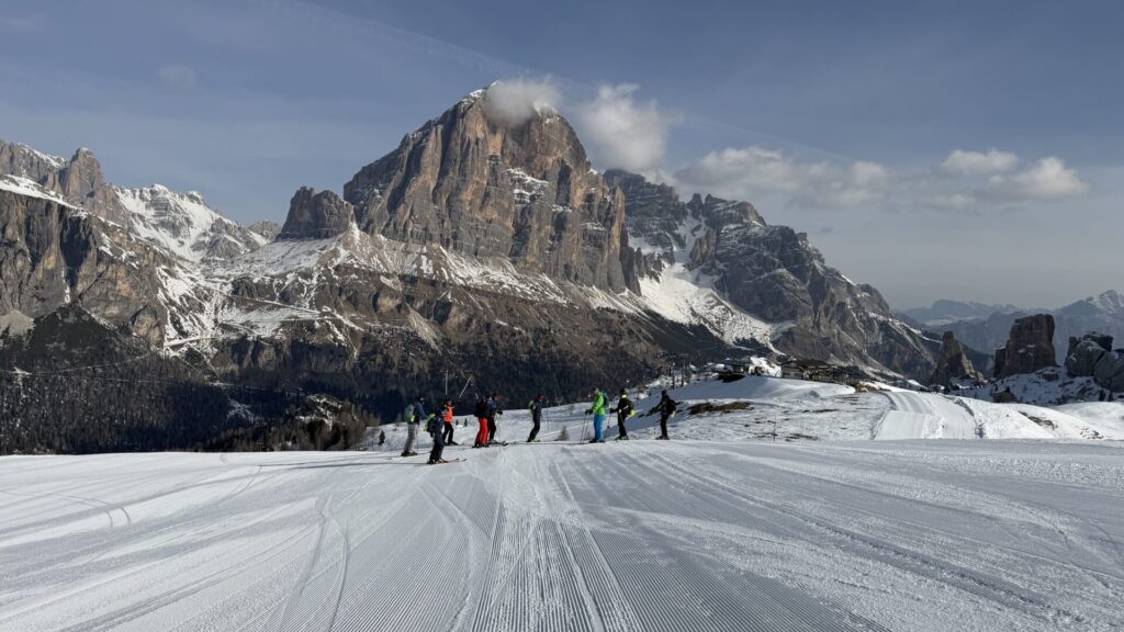 Brede piste onder een indrukwekkende bergwand