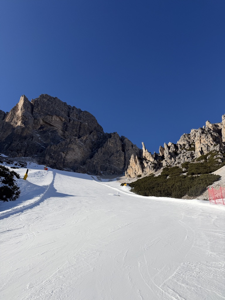 Piste tussen hoge rotspieken