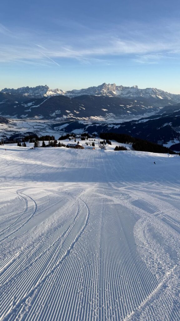 Vers geprepareerde piste met uitzicht op de Dachstein